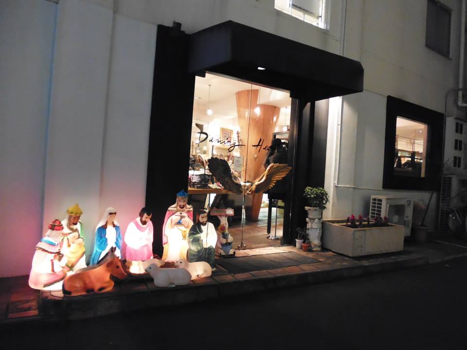 świąteczna szopka na jednej z małych uliczek przy Omotesando