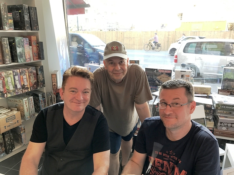 Der sympathische Herr in der Mitte ist demnächst wieder häufiger im T3 anzutreffen. (von links) Mike Perkins, Ekki, Alexander Bubenheimer