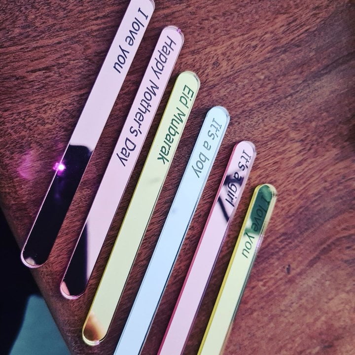 Acryl sticks voor magnumsweets met verschillende teksten.