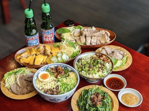 桃園美食|隱藏平鎮巷弄銷魂復古味，「辛梅」超邪惡熔岩溫泉蛋乾麵，一口勾起記憶的滋味!