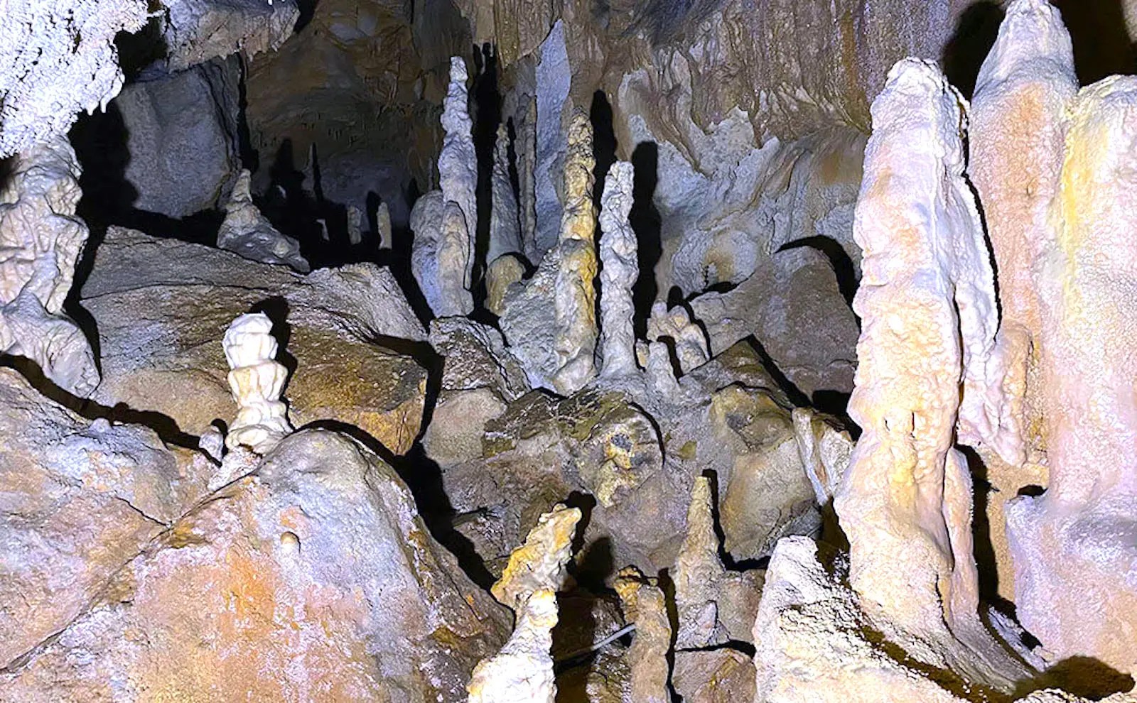 切り取られた鍾乳洞 縄文鍾乳洞 | ニッポン旅マガジン