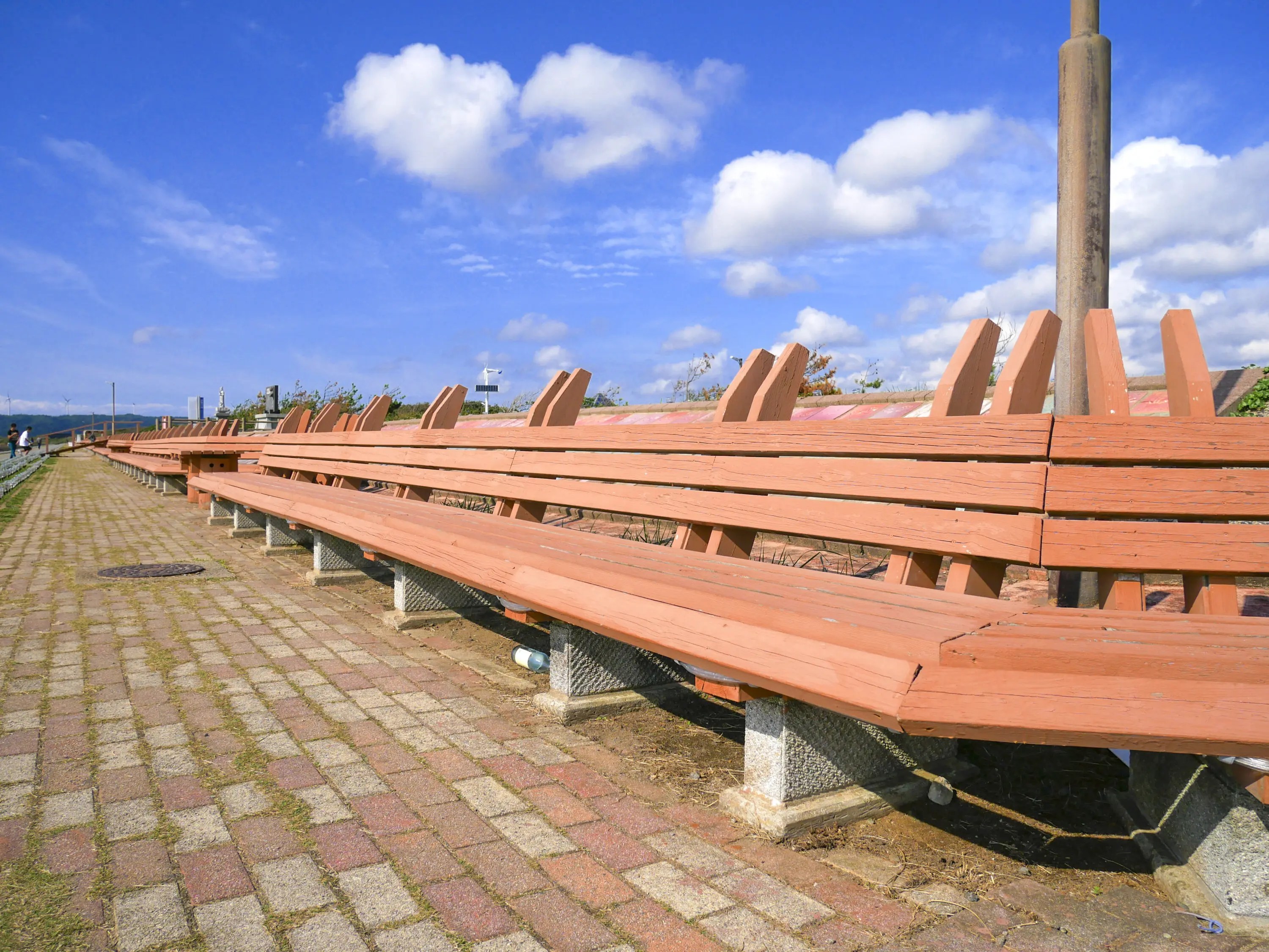 ギネス認定「世界一長いベンチ」は、日本海に沈む夕日のビュースポット