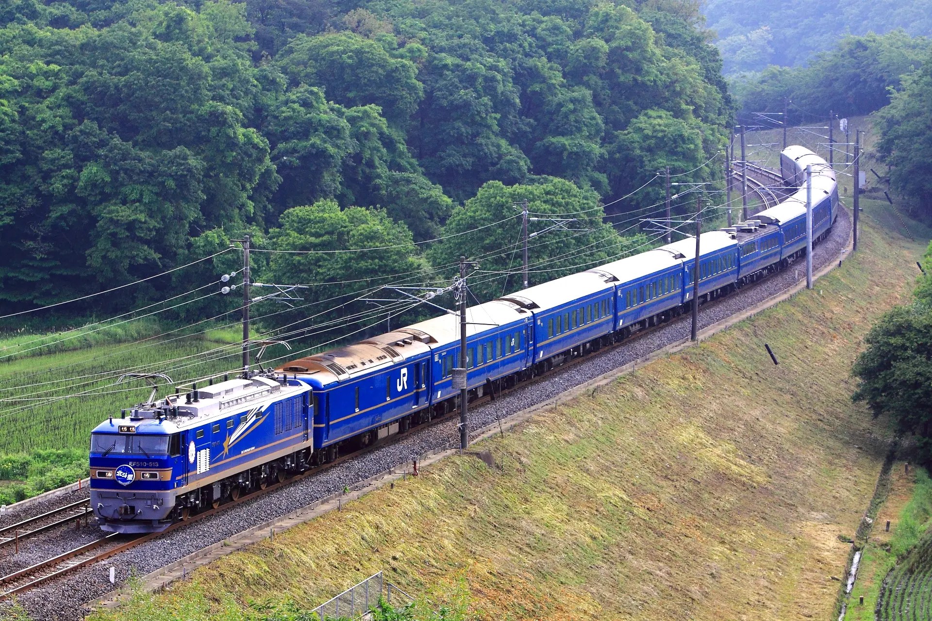 bluetrain01.jpg?fit=1920,1280&