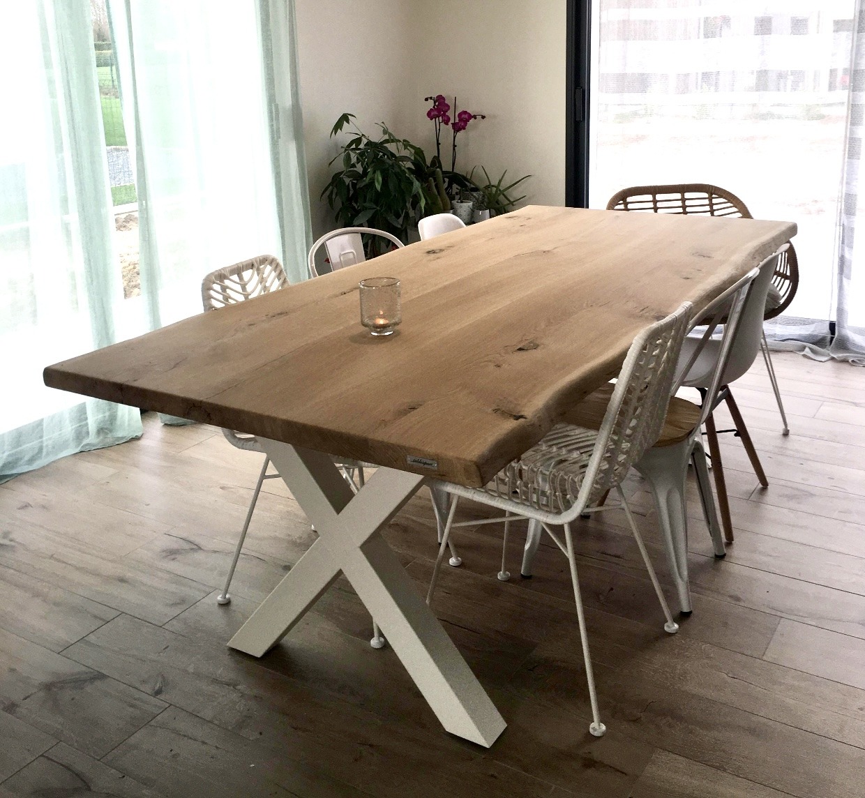 Table chêne massif pieds en X blancs