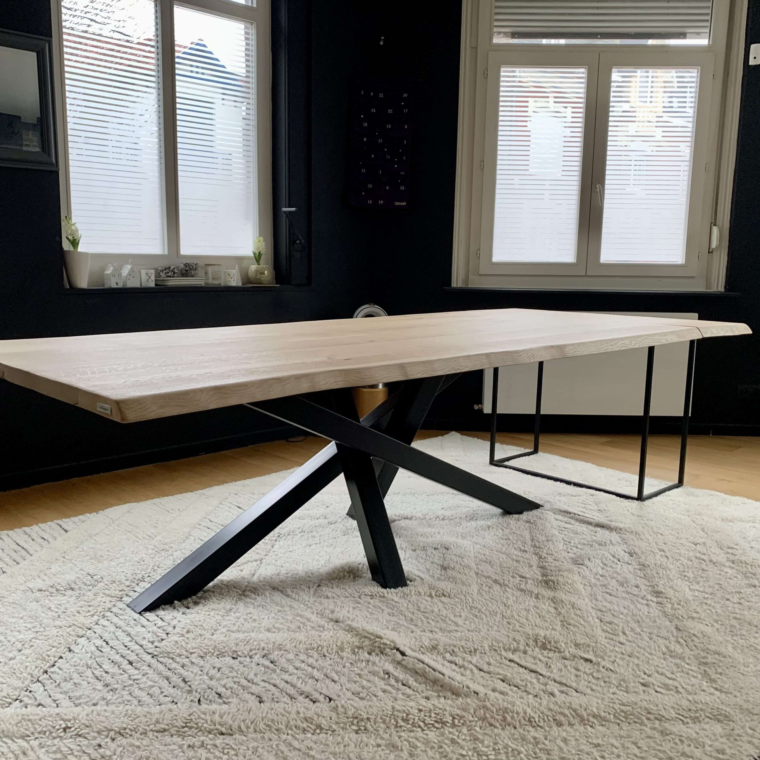 Table extensible design avec rallonge sous forme de console dans un intérieur contemporain.