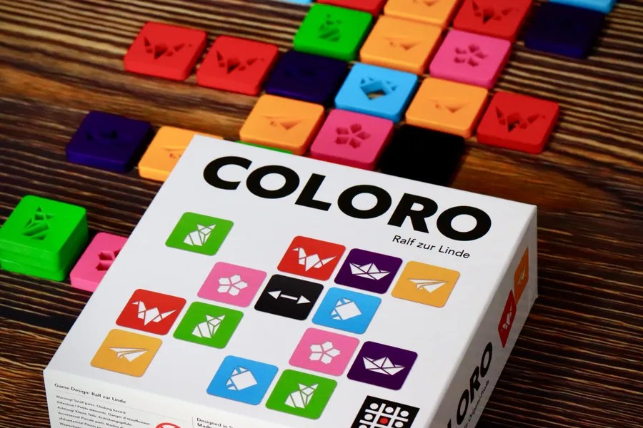 Coloro – Chasing Colors Across a Shrinking Grid