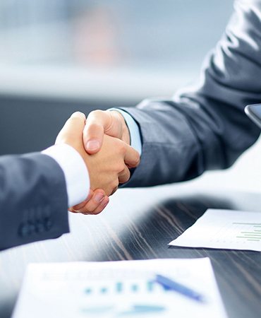 Expert Tabsim consultants discussing UAE trade license and business setup strategies