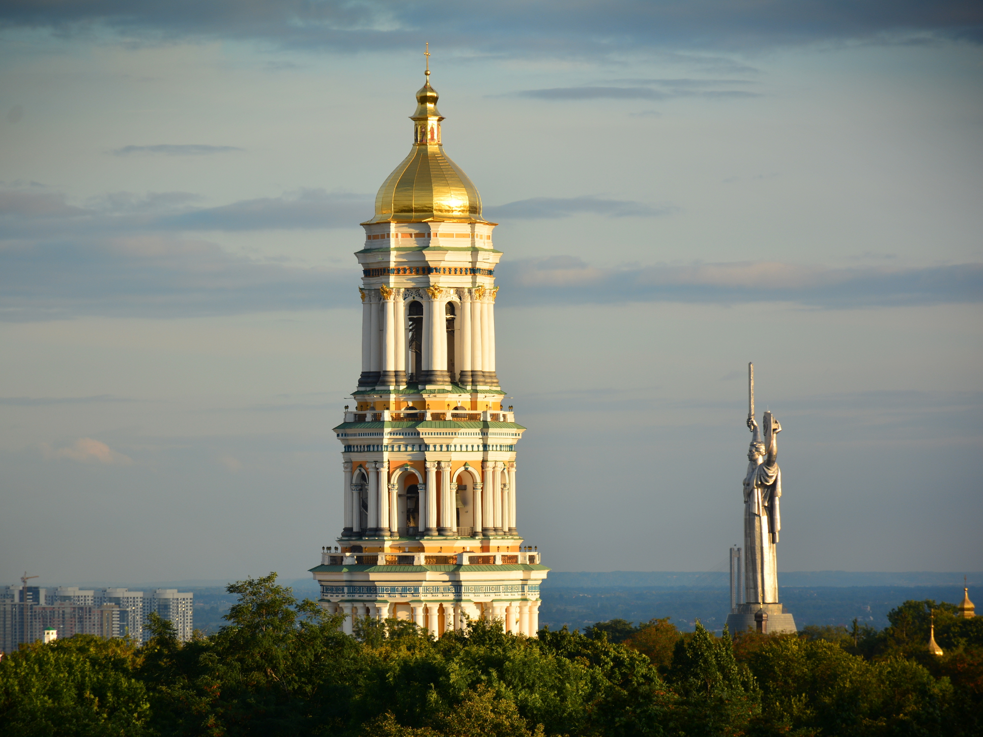 Pecherska Lavra, Motherland monument in background