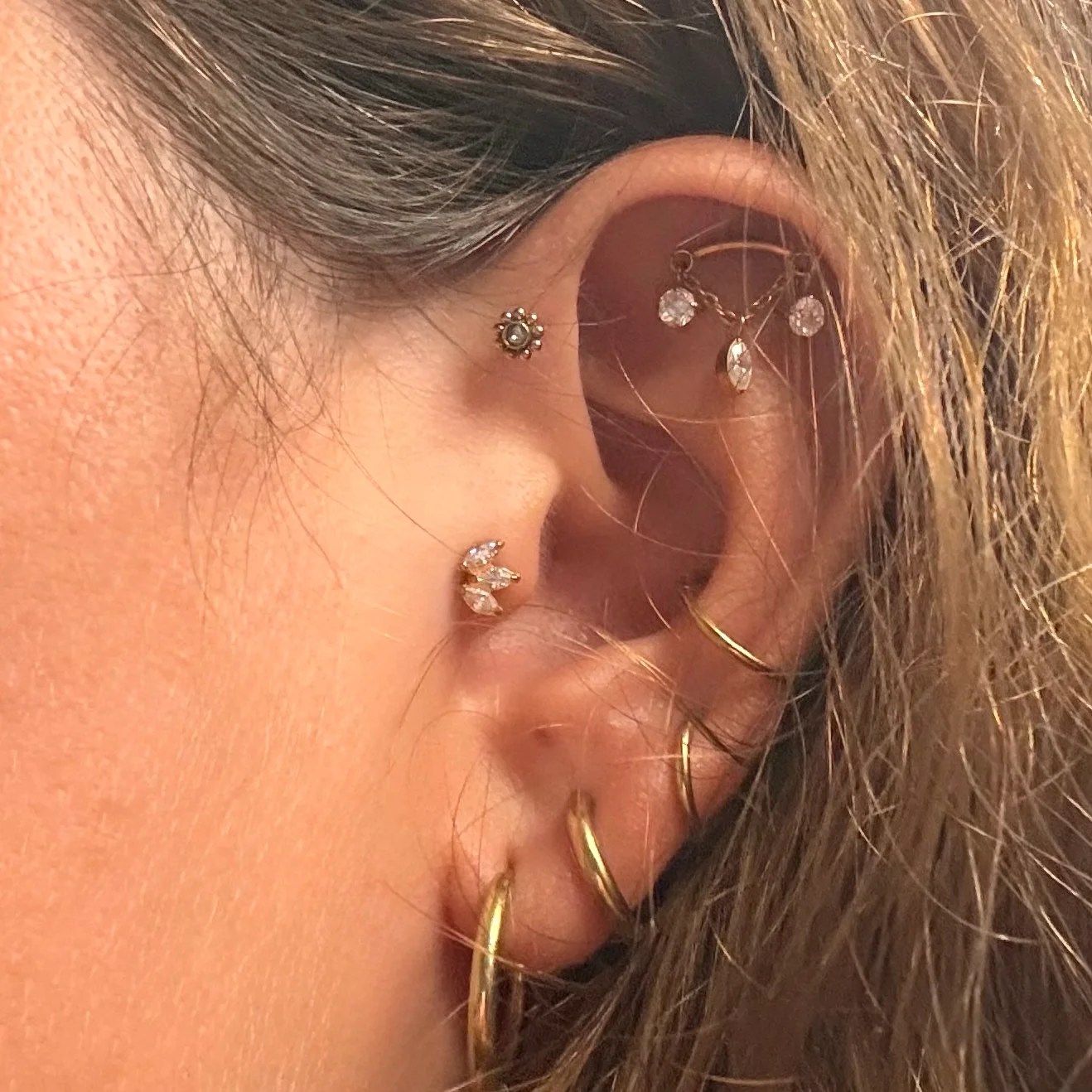 Dyn - Labret interne doré orné de trois gouttes serties de cristaux – Image 3