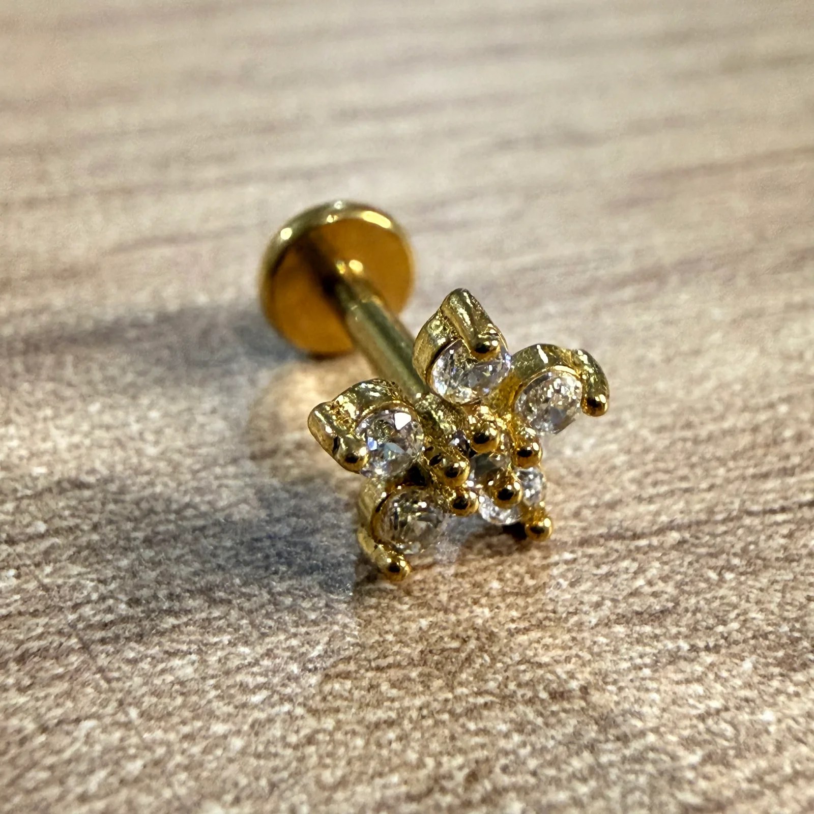 Fleur - Labret interne doré avec une fleur ornementé de cristaux – Image 4
