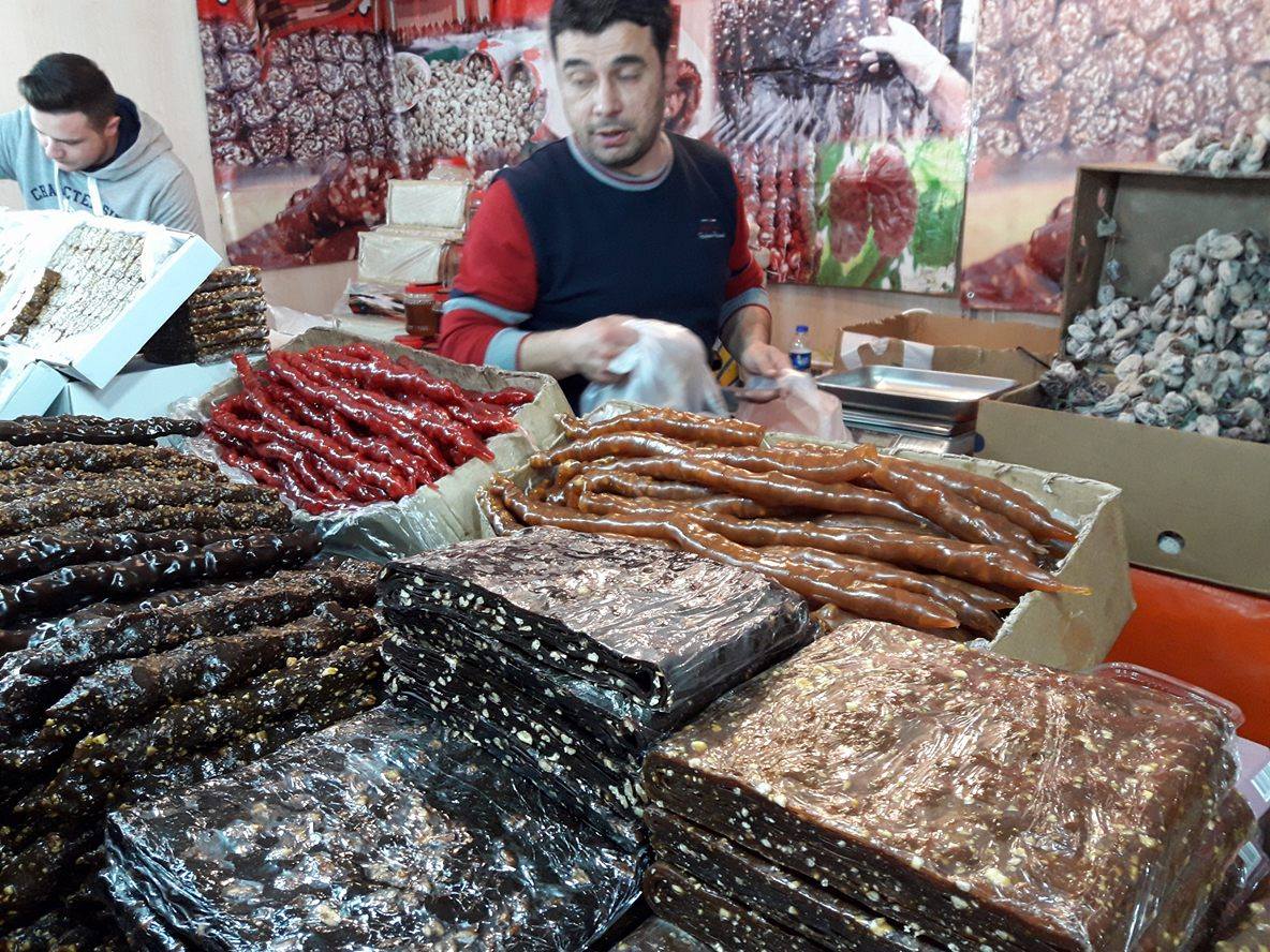 Сливовые, тутовые, виноградные, гранатовые и из других фруктов рулеты (сухофрукты). В них иногда добавляют различные орехи.