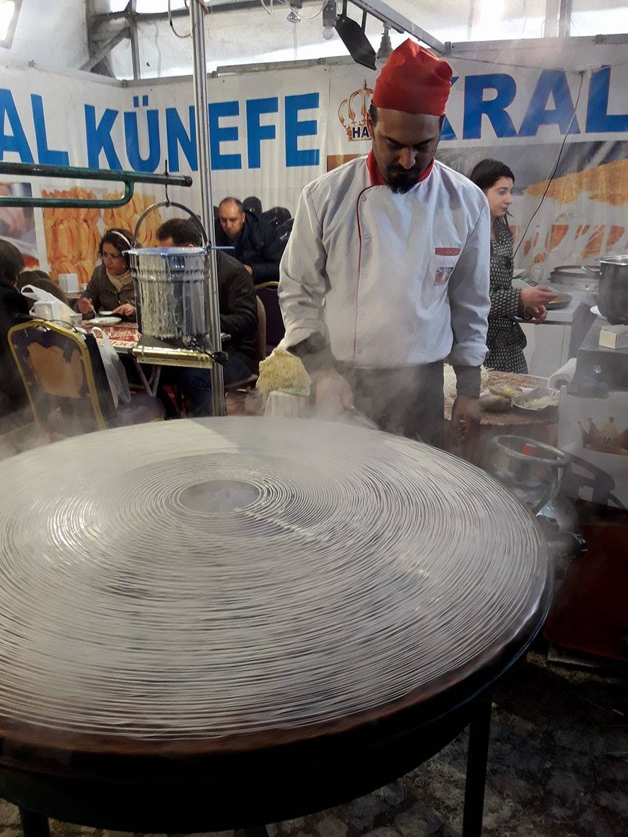Процесс подготовки лапши для десерта Антакии Künefe