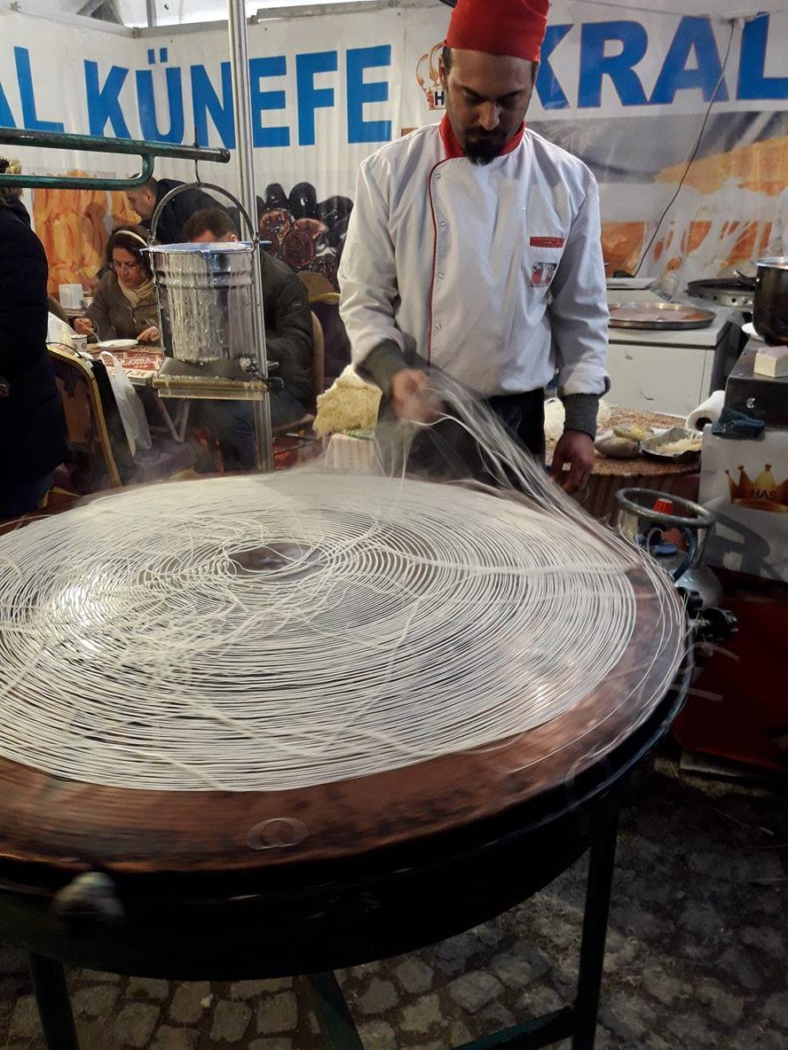 Постепенно с краев откидывают подсушенные ленты