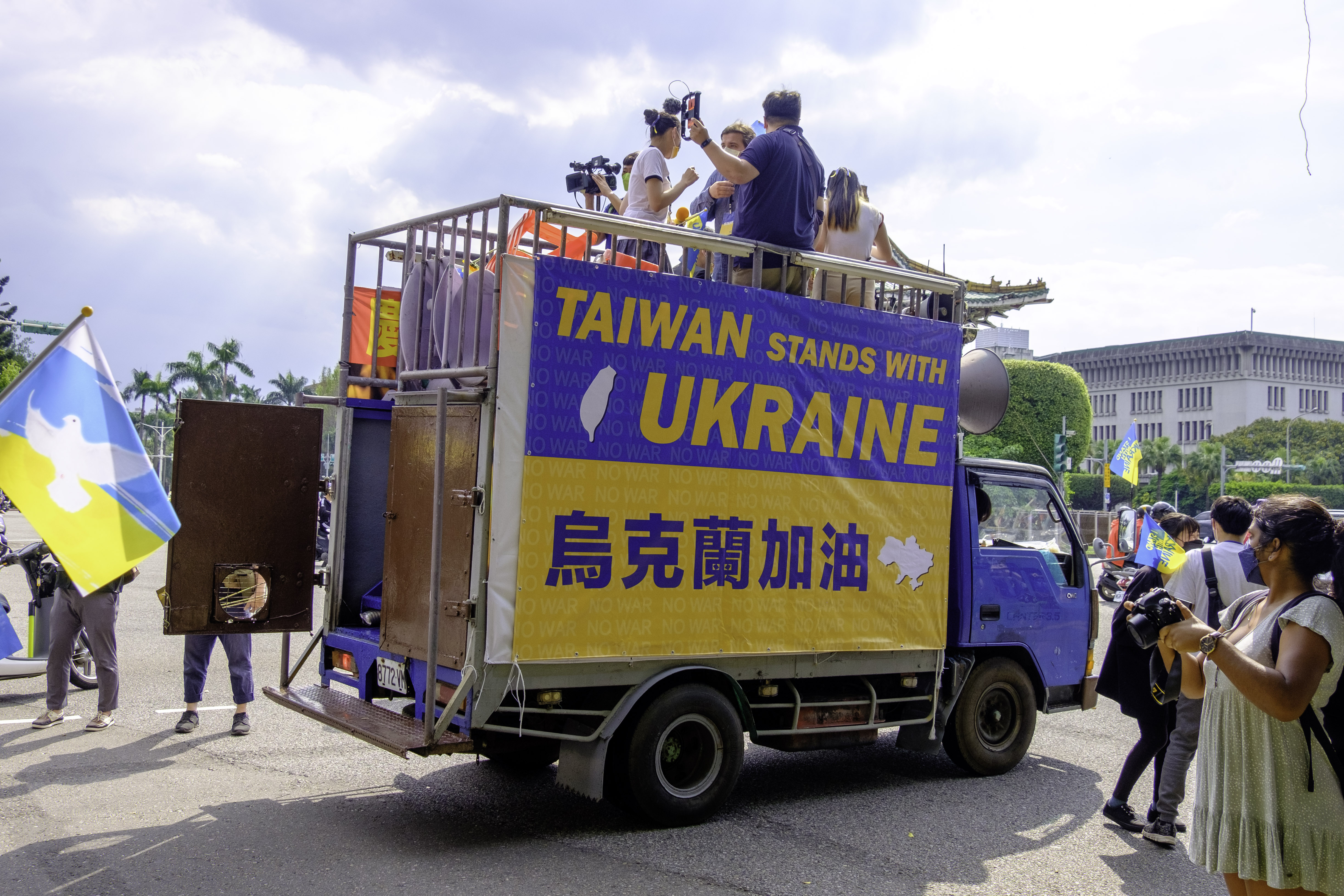 Gunshots Across Democracies: Taiwan, the U.S., and the Russo-Ukrainian War