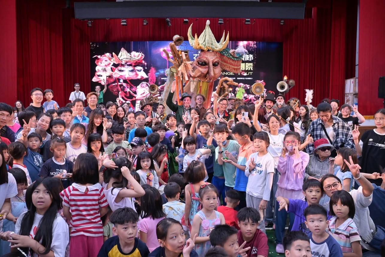 歸南國小少棒隊員於紅土球場練習揮棒展現基層實力