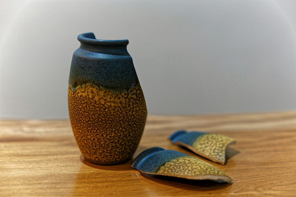 ひび割れた花ビン