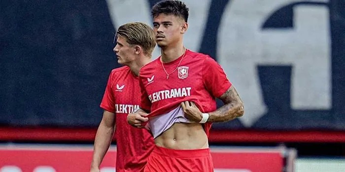 Pemain Abroad Timnas Indonesia: Mees Hilgers Nyekor untuk Twente Menang 5-0