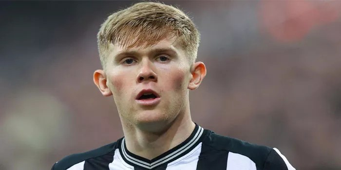 Lewis Hall - Bek Muda Berbakat Siap Mengguncang Liga Premier & Menjadi Pahlawan Baru!