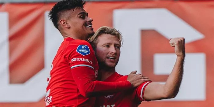 Mees Hilgers Bawa FC Twente Menang 5-0, Kevin Diks Perkuat Puncak Klasemen