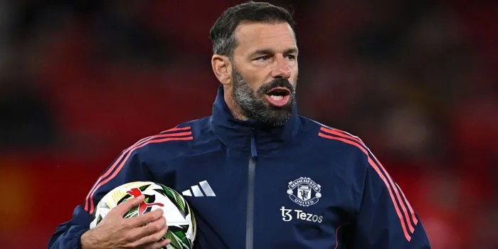 Ruud van Nistelrooy Ngapain Bertahan di MU?