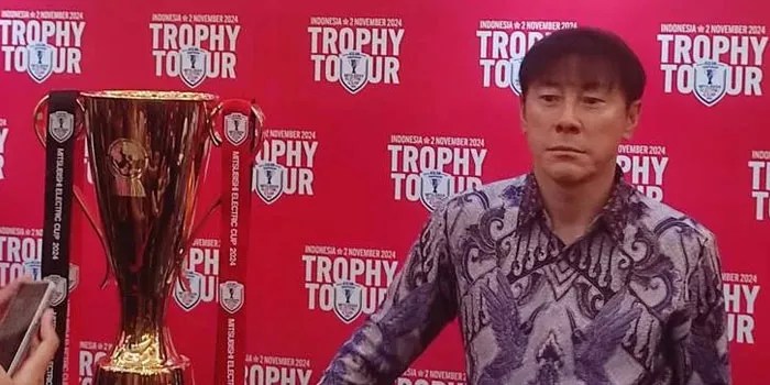 Shin Tae-yong Semringah Foto dengan Trofi Piala AFF 2024 di Jakarta