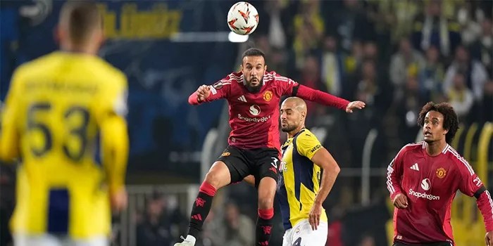 Tanggapan Noussair Mazraoui Saat Jadi Bek Tengah Bagi MU