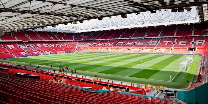 Heboh Bangkai Tikus di Kandang MU Old Trafford
