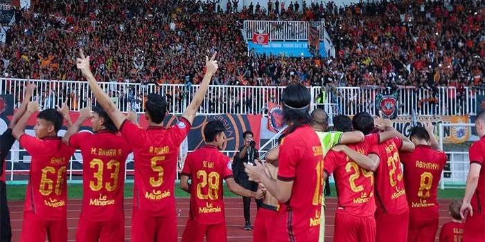 The Jakmania Nyanyikan Lagu Ulang Tahun Bersama Para Pemain Persija