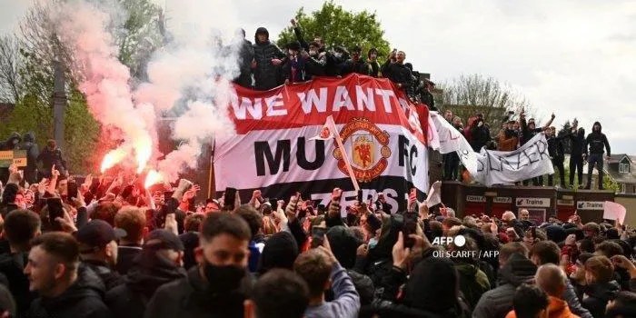 Fans Merayakan Kemenangan MU Mengalahkan Man City