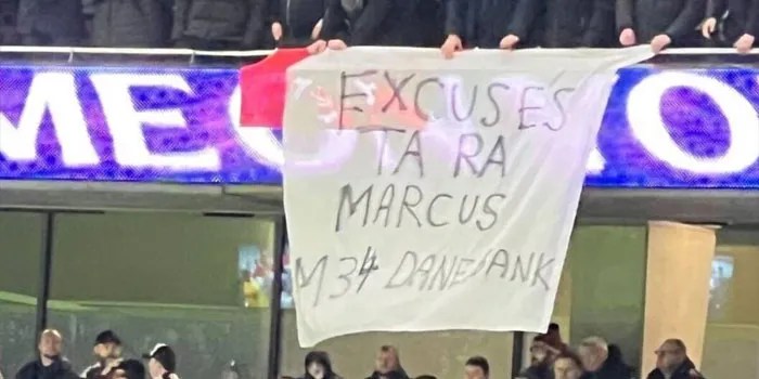 Fans Manchester United Sindir Marcus Rashford Pake Spanduk!