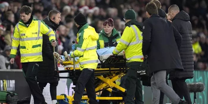 Lukasz Fabianski dalam Kondisi Sadar Setelah Insiden di Lapangan