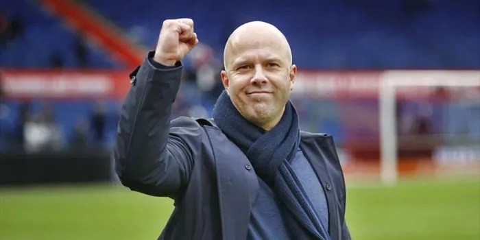 Arne Slot Tertawa Ditanya Rotasi Pemain Saat Melawan MU