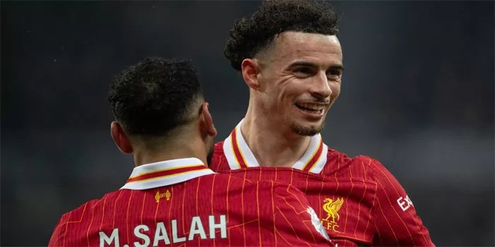Curtis Jones Jelaskan Perdebatan Antara Mohamed Salah dan Eden Hazard
