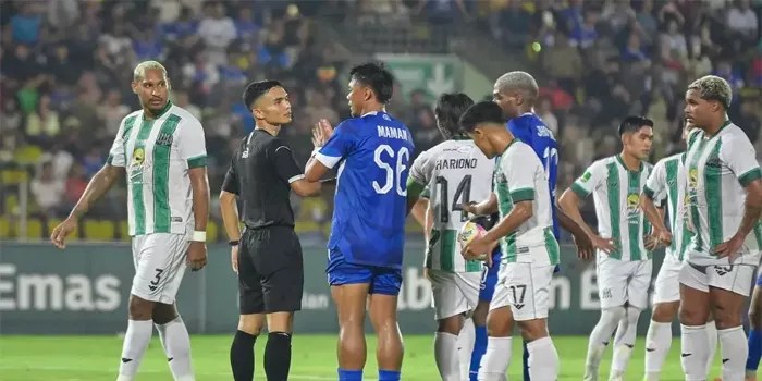 Perkelahian Antarpemain PSPS Pekanbaru vs Deltras