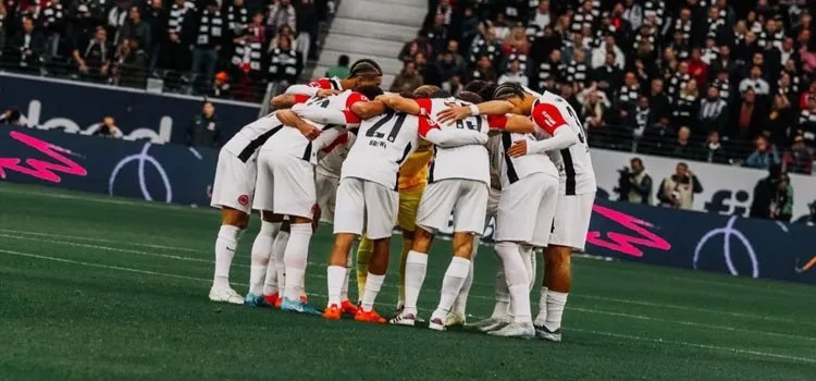 Pertandingan Bundesliga: Dua Orang Cedera Setelah Penonton Jatuh dari Tribun