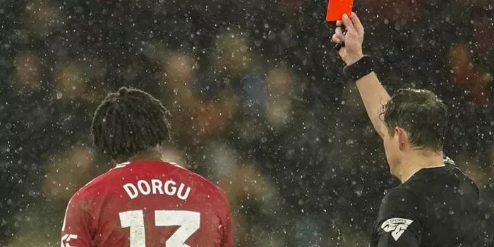 Patrick Dorgu Alami Kartu Merah Saat Melawan Ipswich