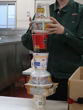 カップ麺積み上げ大会 | 竹内工業株式会社
