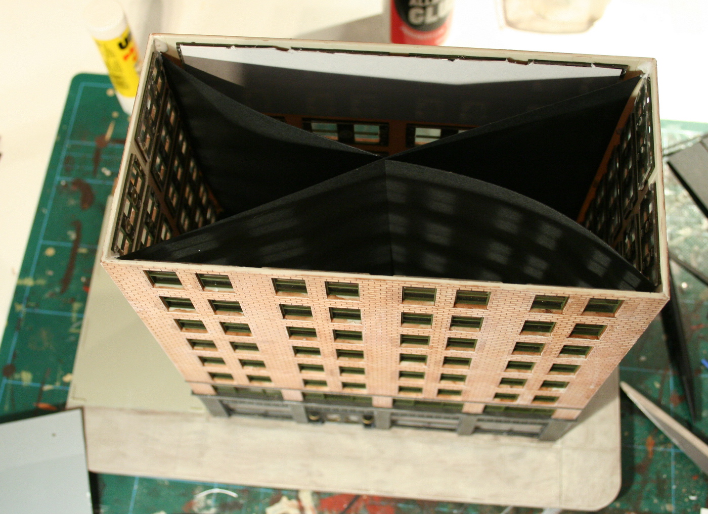 Building the Ashmore Hotel from Walthers Cornerstone