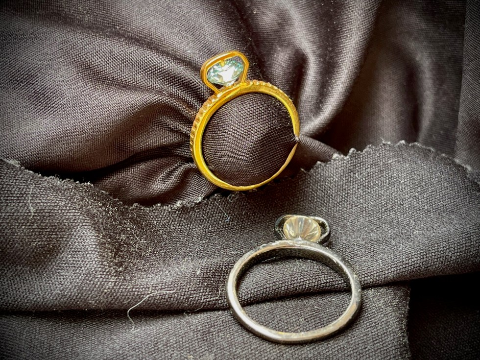 Diamond rings Diamond rings with "pin setting"