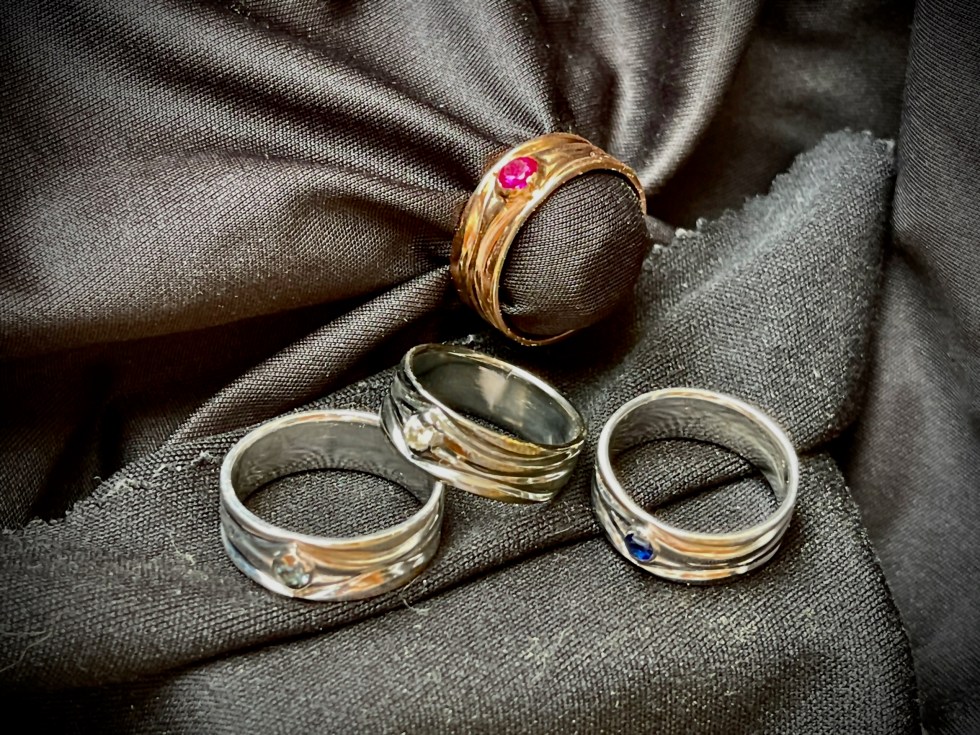 Wedding bands with wave patterns and precious stones Wedding bands