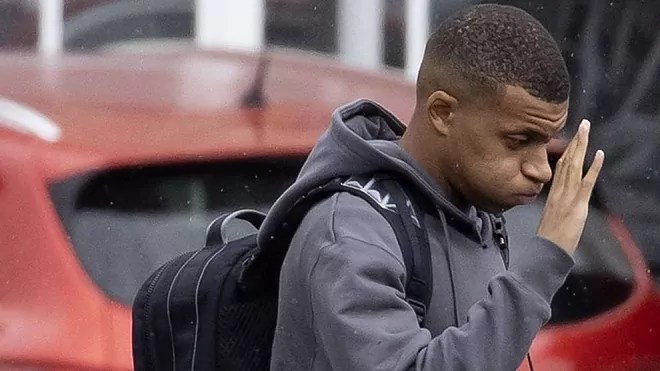 Mbappé regresa con el PSG firme en su postura de no renovar