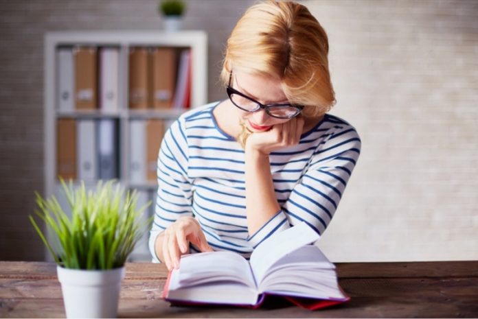 Bentuk Singkat Dari Naskah Asli Suatu Bacaan Disebut Dengan