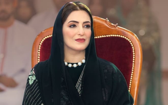 &rlm;‫السيدة الجليلة‬ تعزي في وفاة الحاج عبدالرحيم البلوشي النزواني