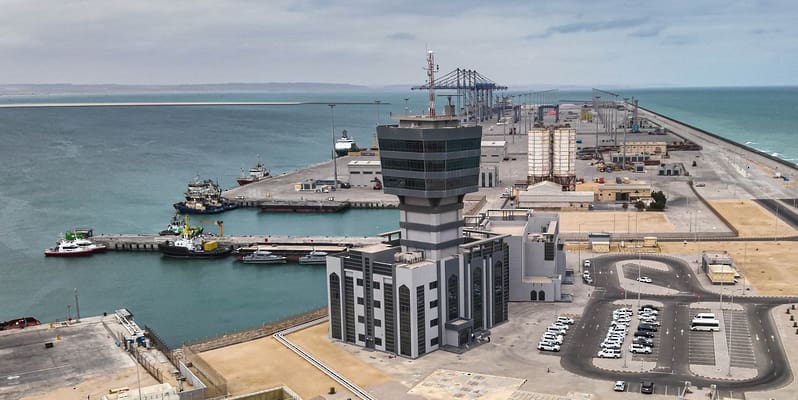 استهداف ميناء الدقم التجاري.. وإصابة عامل وافد