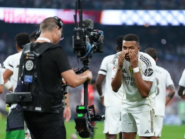 مبابي يقود ريال مدريد لفوز صعب على أوساسونا في الليجا