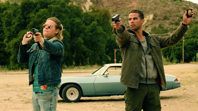 عميلان سريان يجدان نفسيهما مطاردين من قبل قناص غامض