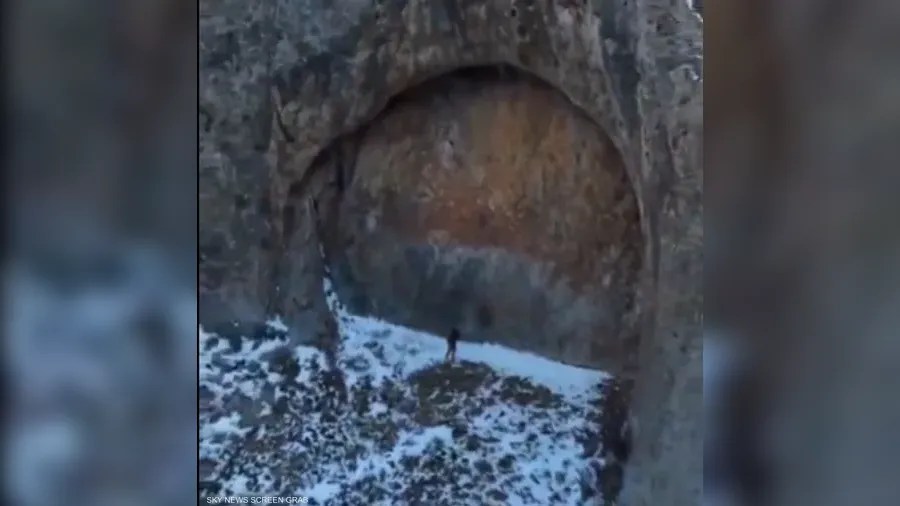 اكتشاف باب عملاق مخفي في الجبال يثير جدلاً واسعًا &ldquo;فيديو&rdquo;