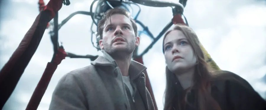 زوجان ينطلقان في مغامرة على متن منطاد ويواجهان ظروف غير متوقعة TURBULENCE