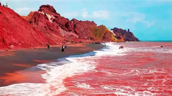 مشهد ساحر لأمطار جزيرة هرمز تتحول إلى اللون الأحمر