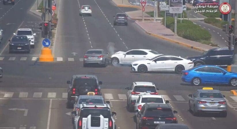 شاهد: فيديو لحادث بسبب الانشغال بالهاتف أثناء عبور &ldquo;الإشارة الضوئية&rdquo;